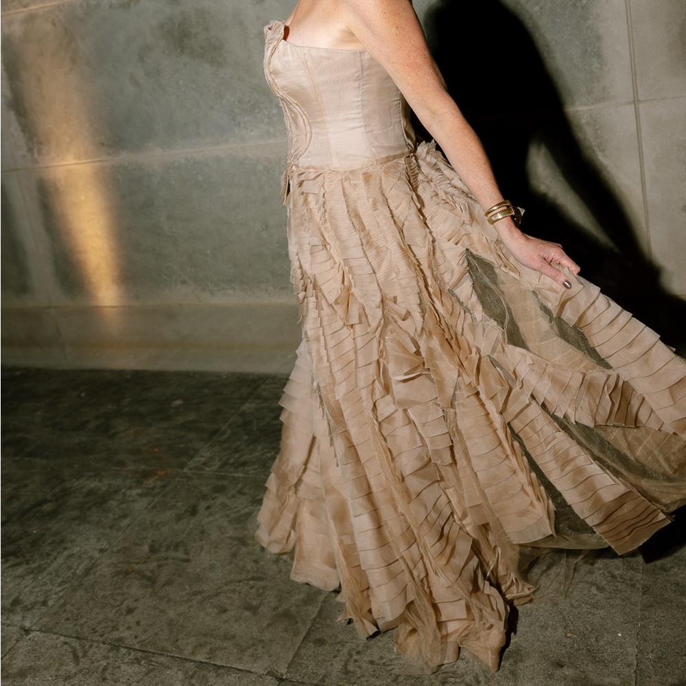 Archival Vera Wang Jasmine Gown - Picture 3 of 8